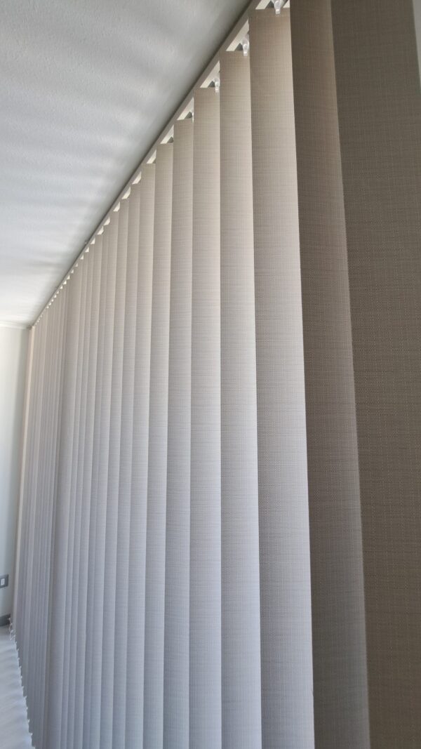 Cortina Vertical Blackout Beige - Imagen 3
