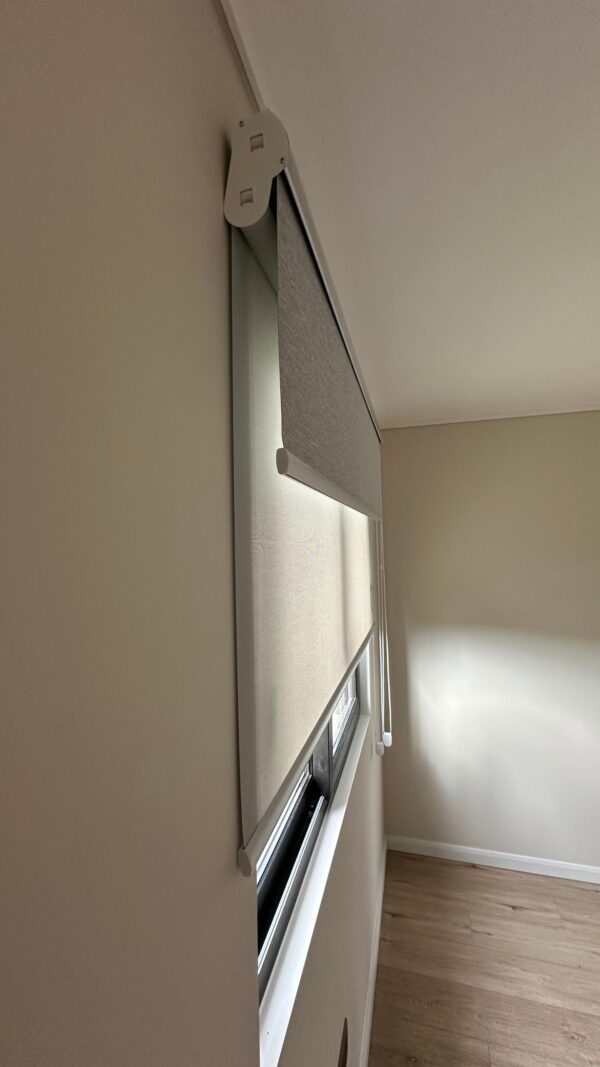 Roller Doble – Blackout Gris + Screen Gris 5% Con Cenefa Personalizada - Imagen 3