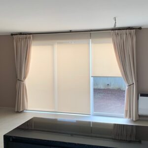 Roller Screen Beige 5% + Cortinas Con Pinzas
