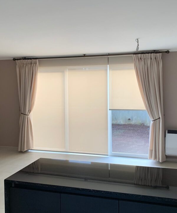 Roller Screen Beige 5% + Cortinas Con Pinzas