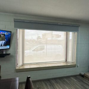 Roller Doble – Blackout Gris y Screen Blanco 5% Con Cenefa Personalizada En Bw