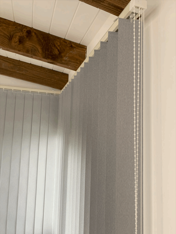 Cortina Vertical Blackout Gris - Imagen 3