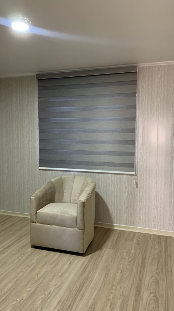 Roller Duo Blackout Luxor Gris Con Cenefa Personalizada - Imagen 2