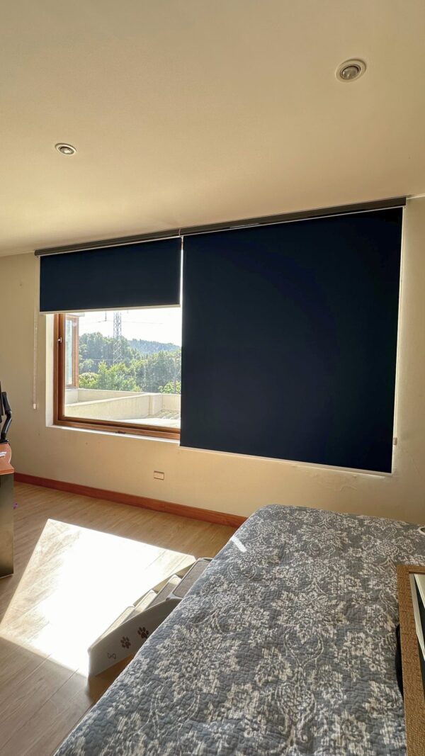 Roller Blackout Azul Con Cenefa Personalizada - Imagen 2