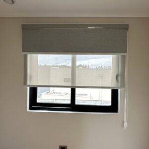 Roller Doble – Blackout Gris + Screen Gris 5% Con Cenefa Personalizada
