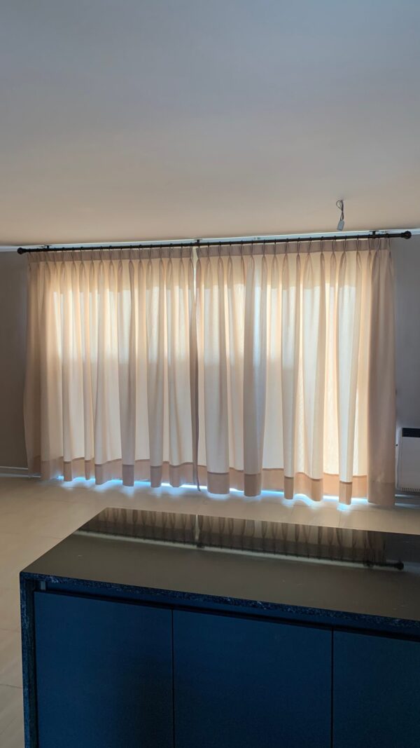 Roller Screen Beige 5% + Cortinas Con Pinzas - Imagen 2